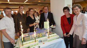 Süßes Geburtstagsgeschenk von Konditor Ernst Lienbacher (links) an die Familie Samonigg, die das Krankenhaus Spittal führt