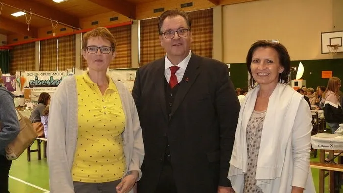 Bürgermeister Thomas Heim mit Monika Breitegger (r.) und Ina Feistritzer, den beiden Hauptverantwortlichen und Organisatoren der Genuss- und Gesundheitsmesse Ratten.