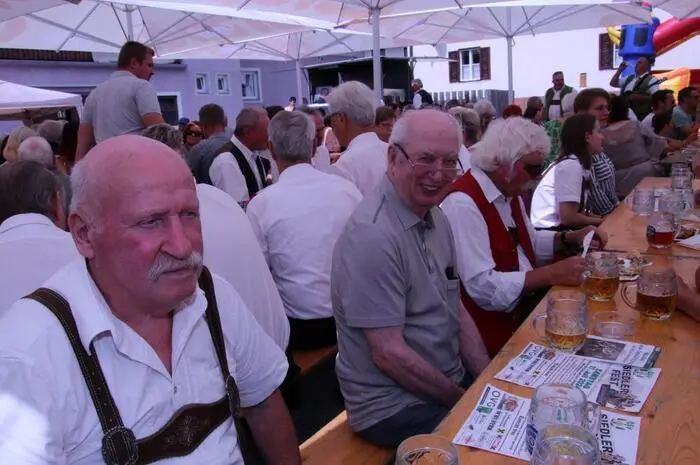 Der Festplatz beim Dorfwirt Bojer war voll mit Besuchern, als „Die 4 von der Koralm“ für schwungvolle Musik und beste Stimmung sorgten. 