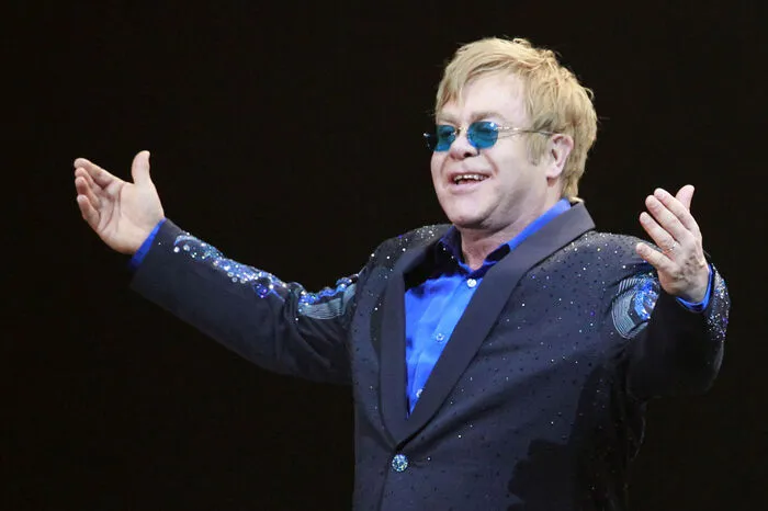 Schräge Kostüme, XL-Brillen und schrille Hüte über dem (später wieder aufgeforsteten) schütteren Haupthaar: Elton John wurde zur Weltmarke, von der sich gut 450 Millionen Tonträger verkauften.