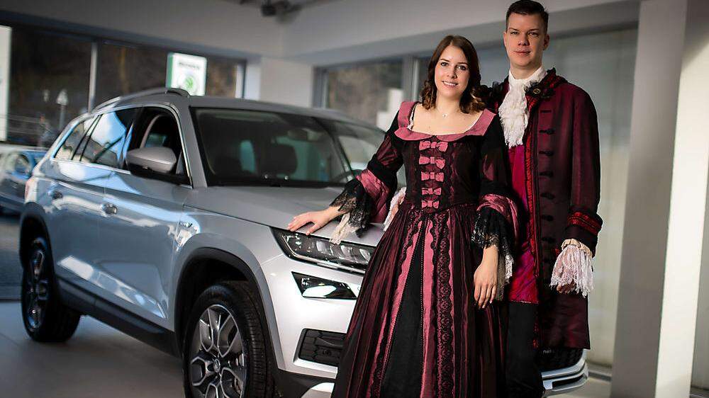 Haben das passende Gefährt im eigenen Autohaus gleich zur Hand: Katrin und Ben Winkler als Prinzenpaar