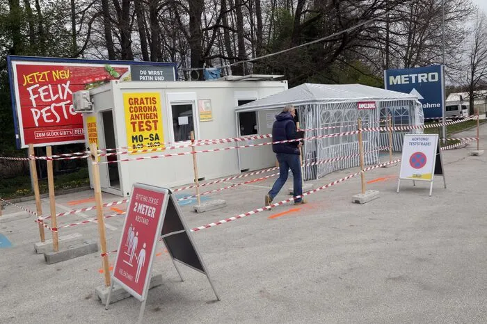 Mitarbeiter einer Apotheke führen die Tests durch.