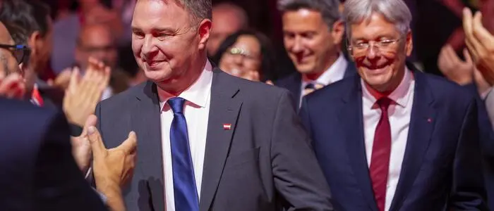 Vor einem Jahr war die Welt des Andreas Babler noch ein wenig mehr in Ordnung: Er war beim Kärntner Landesparteitag in Villach, als Peter Kaiser von Daniel Fellner als Parteivorsitzender abgelöst wurde