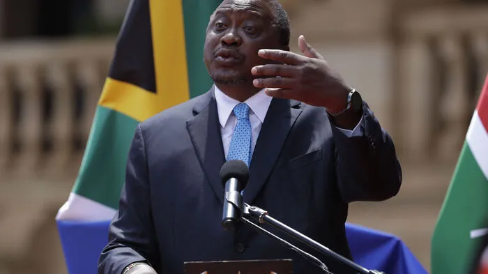 Südafrikas Präsident Cyril Ramaphosa befindet sich derzeit nach einem positiven Corona-Test in Quarantäne. Der 69-Jährige werde wegen leichter Symptome behandelt. Er ist damit nicht das erste Staatsoberhaupt, das an Corona erkrankt ist. 