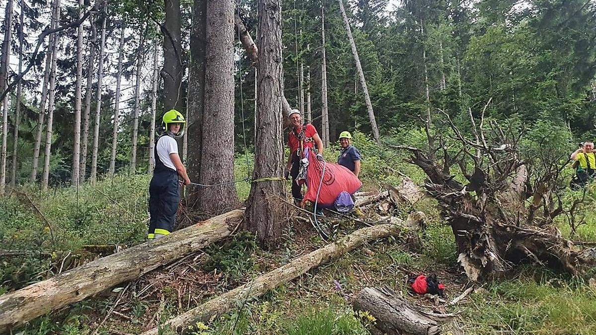 Bergrettung und Feuerwehr haben in Fladnitz gut zusammen gearbeitet