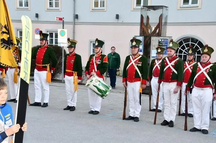 Angetreten sind dazu die Bürgergarde Murau, die einen Ehrensalut für den prominenten Murauer abfeuerte, der Musikverein von Steirisch Laßnitz und die Stadtmusikkapelle Murau sorgten für die musikalische Umrahmung.