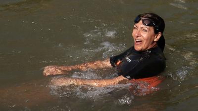 Anne Hidalgo bei ihrem Schwimmen in der Seine 