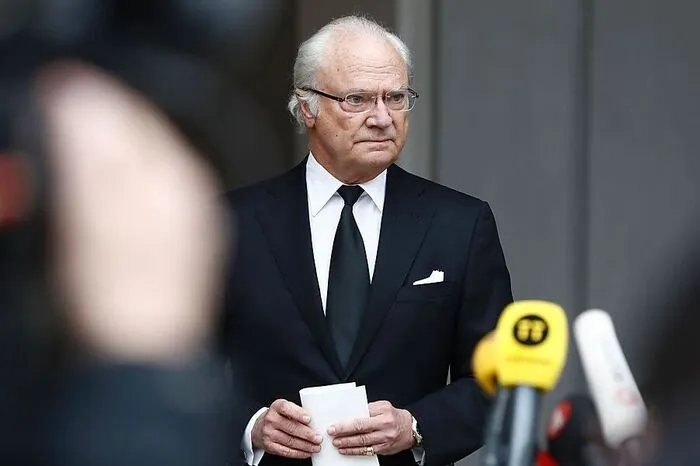 Schwedens König Carl XVI. Gustaf hatte den Lkw-Anschlag als "verachtenswürdig" verurteilt. Doch ihm gebe Hoffnung, "dass all diejenigen unter uns, die helfen wollen, viel zahlreicher sind als diejenigen, die uns schaden wollen", sagte der Monarch vor dem Königspalast in der Hauptstadt.