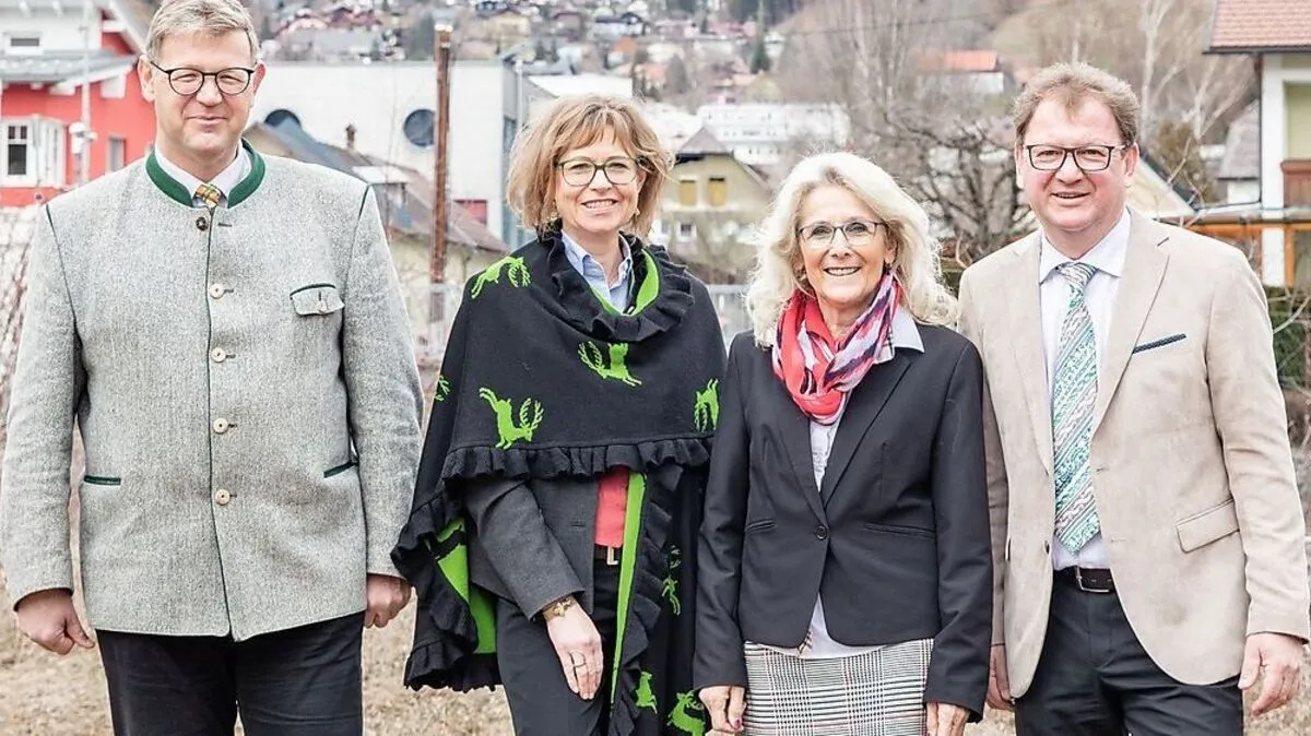 Jakob Kabas, Ursula Lackner, Roswitha Glashüttner und Gerhard Schütter am künftigen Standort des Tageszentrums