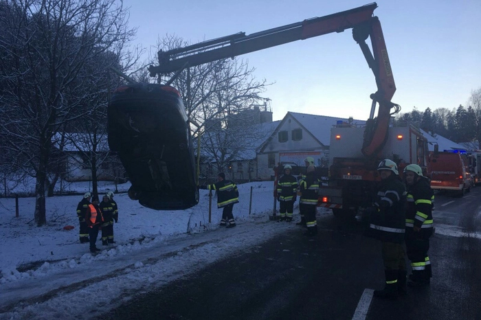 Die Feuerwehr barg das Unfallfahrzeug