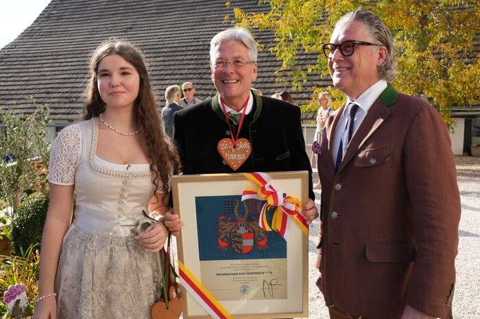 Marie Moerisch, Landeshauptmann Peter Kaiser und Sigi Moerisch mit dem Landeswappen für den Herzeigebetrieb in Seeboden.