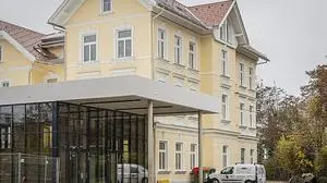 Dunkle Wolken über der Volksschule Pörtschach