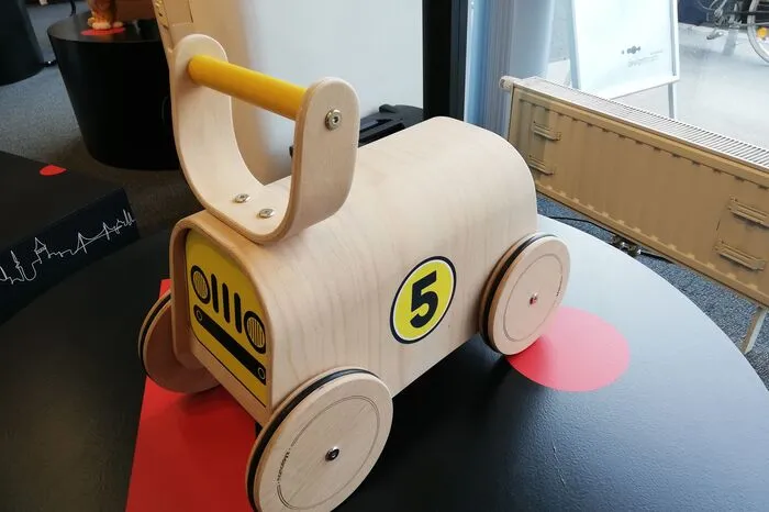 Der "Racer" soll Babys und Kleinkinder bei den ersten Gehversuchen helfen