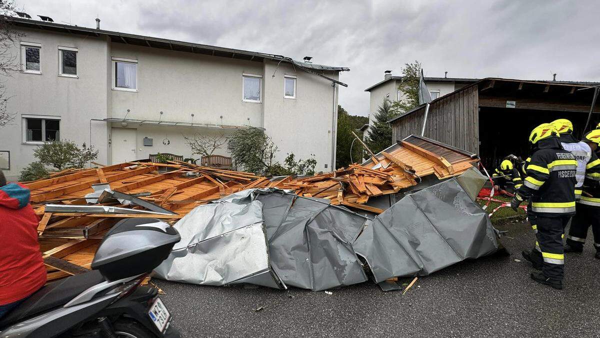 In Pischelsdorf deckte der Sturm zahlreiche Dächer ab