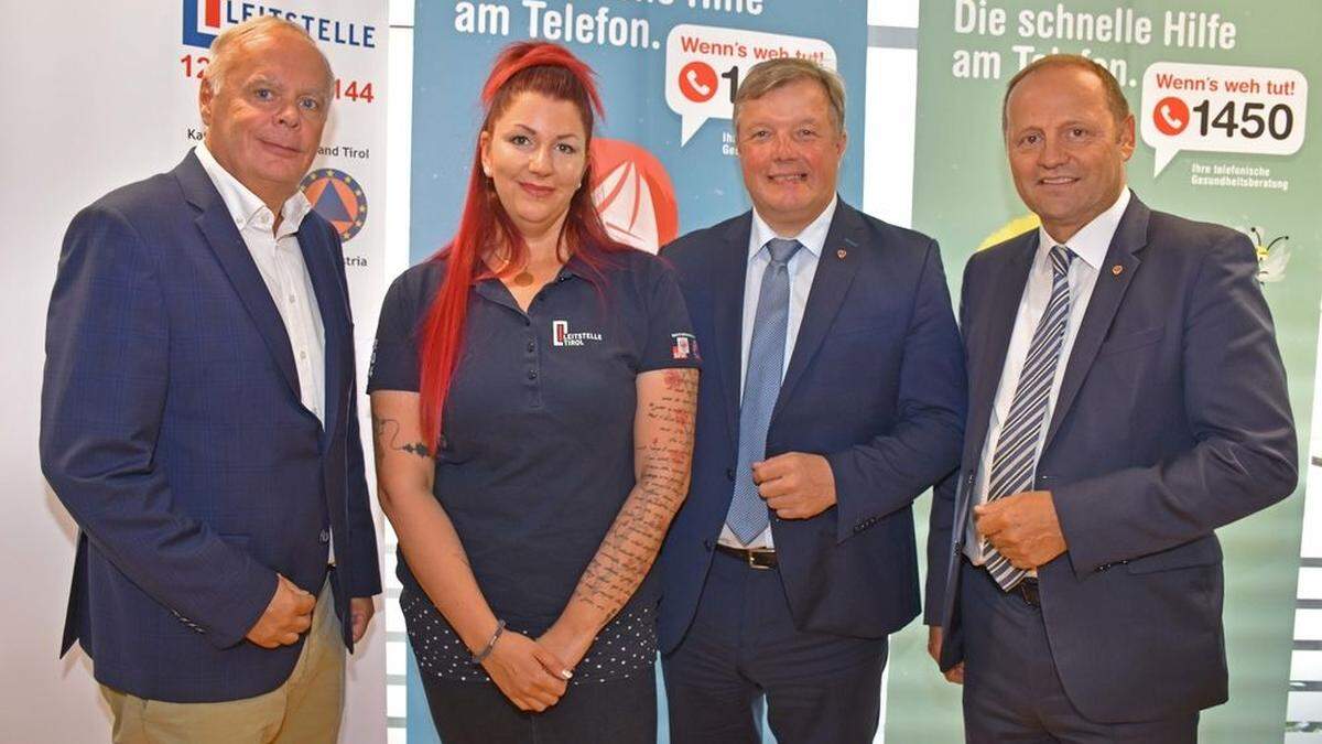 TGKK-Obmann Werner Salzburger, Lisa Sprenger (Fachbereichsleiterin von „1450“ in der Leitstelle Tirol), Gesundheitslandesrat Bernhard Tilg und Sicherheitsreferent Josef Geisler bei der Präsentation der neuen telefonischen Gesundheitsberatung „Wenn’s weh tut! 1450“ in der Leitstelle Tirol.