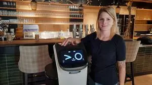 Stephanie Harrer vom Gasthaus Der Schrenk mit Roboter Bella
