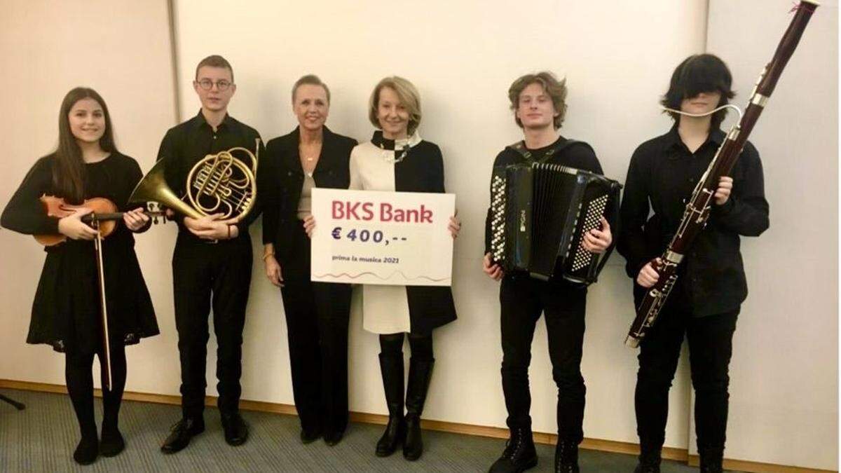 Letizia Lamb, Julius Schantl, Musiklehrerin Inge Jacobsen, Sabine Lax (BKS), Samuel Scherzer und Anna Katharina Pichler bei der Preisübergabe