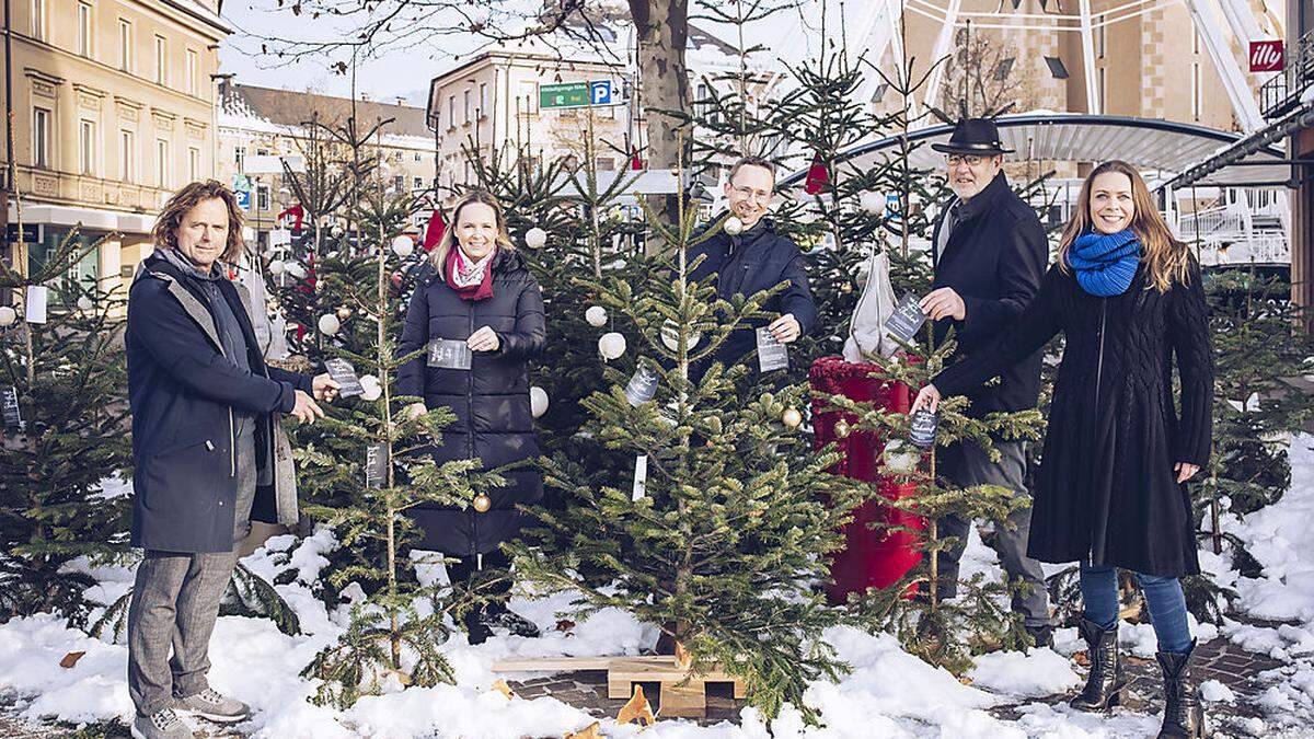 Pflücken ein Stück Philosophie von den Christbäumen: Stadtmarketing-Aufsichtsratsvorsitzender Hubert Marko, Lucia Bernold, Andreas Stock, Wirtschaftskammer-Obmann Bernhard Plasounig und Stadtmarketing-Geschäftsführerin Claudia Kohl (von links)