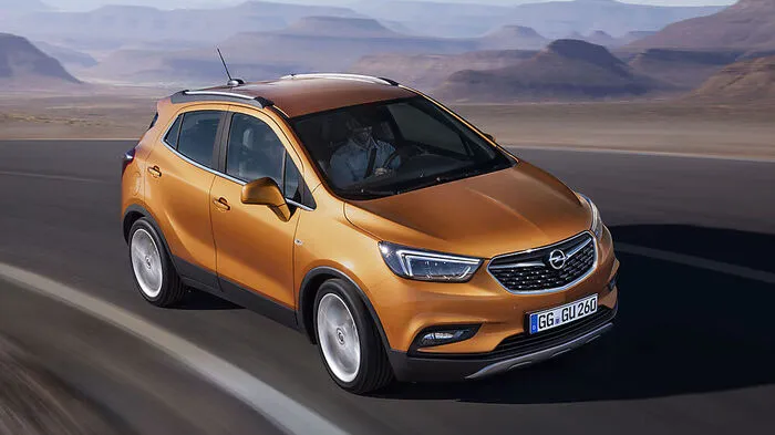 Opel verpasst seinem Bestseller Mokka, der seit 2012 auf dem Markt ist, ein Facelift. Der Mokka X wird auf dem Genfer Autosalon seine Weltpremiere feiern und kommt im Sommer auf den Markt. Mit mehr als 500.000 verkauften Stück darf sich der Mokka mit Fug und Recht Motor des Opel-Comebacks der vergangenen Jahre nennen.