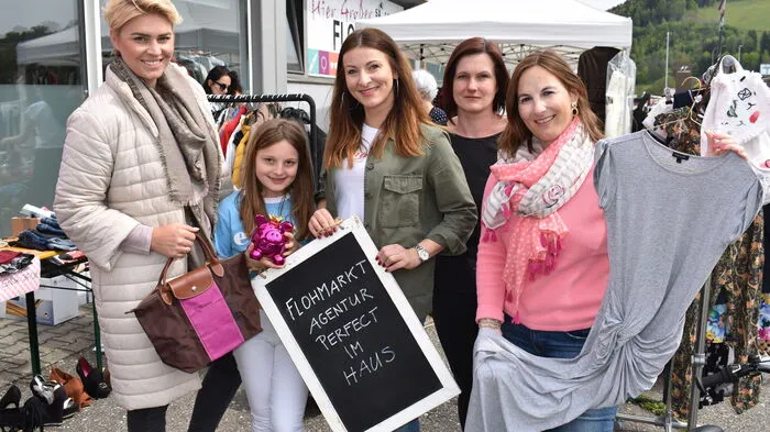 Vanessa Held, Gloria Truppe, Organisatorin Brigitte Truppe sowie ihre Mitarbeiterinnen Barbara Moser und Tamara Orasche-Dobernig (von links) freuten sich über das schöne Wetter und die vielen Flohmarkt-Bummler.