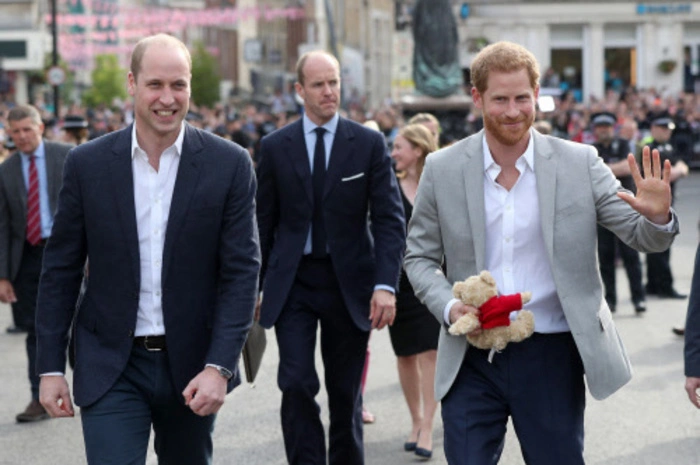 Zusammen mit seinem Trauzeugen, Prinz William, trat Harry vor die begeisterte Menge.