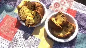 Zwei Panettone auf gedecktem Tisch | Der Panettone ist normalerweise der klassische italienische Weihnachtskuchen