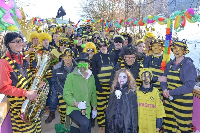 Über 50 Vereine und Firmen waren, in teils aufwendig gestalteten Fahrzeugen, beim Faschingsumzug in der Schattseite mit dabei.
