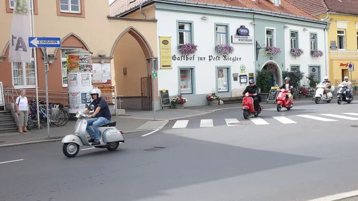 Veranstalter Peter Harrer führt den Vespa-Konvoi an.