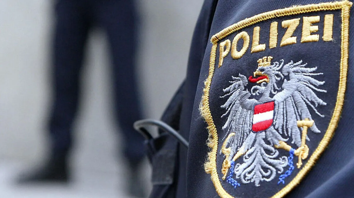 Als Freund und Helfer erwies sich ein Polizist in Ferlach. Er rettete einen Mann und dessen Hund aus den Fluten