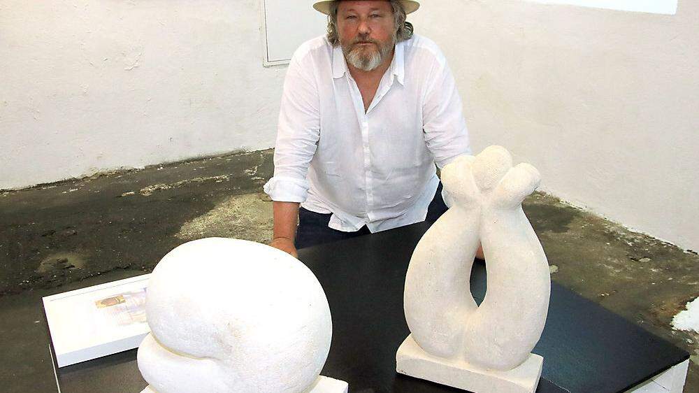 Alexander Schuster ist als Maler und Bildhauer tätig, gerne bearbeitet er Sandstein
