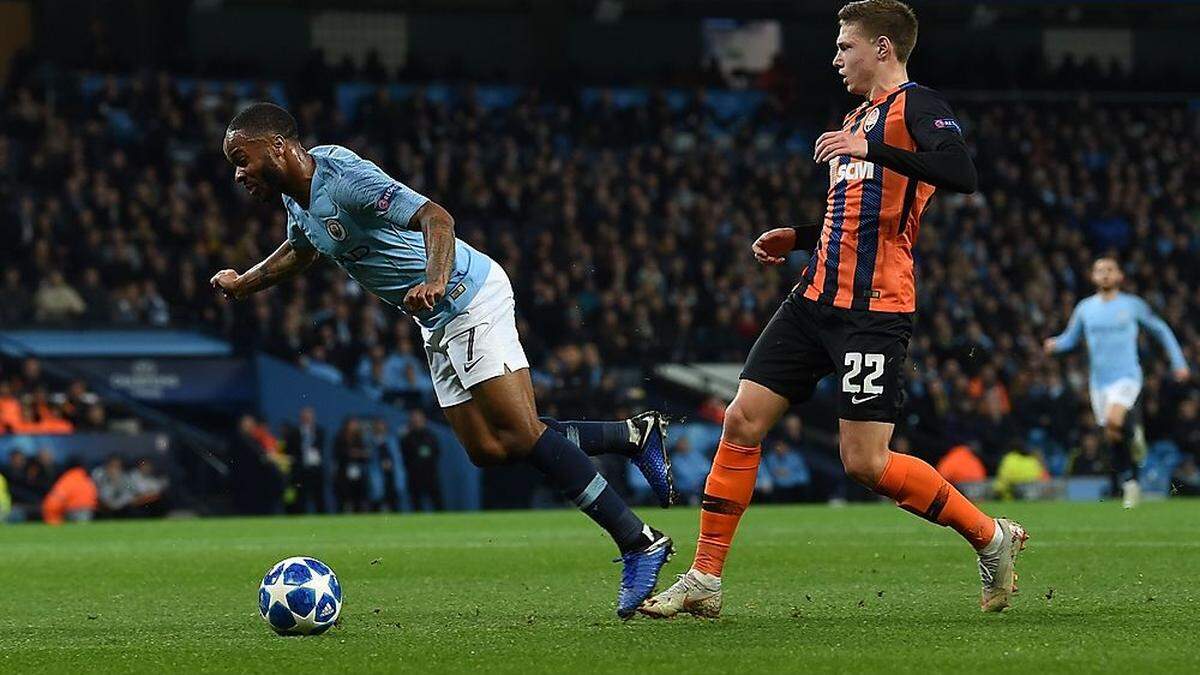 Raheem Sterling (links) wurde für seine Schwalbe kritisiert