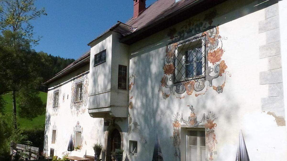 Manieristische Figuren, außergewöhnlich umrankte Fenster: Der vor wenigen Jahren  renovierte Renaissancebau aus Sicht des Gastgartens