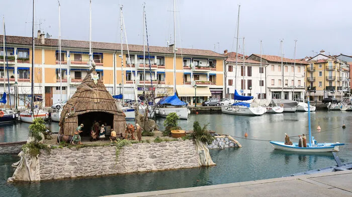 In Grado schläft das Jesuskind nicht im Stall, sondern in einem schilfgedeckten Casone auf einer „mota“, in einer typischen Fischerhütte auf einer der winzigen Inseln in der Lagune von Grado.