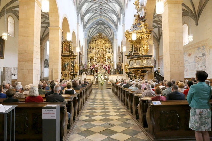Nach der heiligen Messe mit Stiftspfarrer Gerhard Christoph Kalidz (gesangliche Gestaltung: Gemischter Chor Ledenitzen) wurde zur „Augustini-Liedertafel“ in die „Kulturstätte der Heimat“ geladen, bei der acht Chöre aus der Steiermark und Kärnten mit ihren Liedbeiträgen brillierten. 