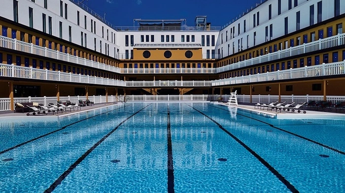 Das Hotel Molitor Paris ist eine feste Institution in Paris. Denn das Piscine Molitor im Art-déco-Stil war lange Jahre eine der beliebtesten Badeanstalten der französischen Haupstadt – vielleicht auch wegen Johnny Weissmuller, der hier trotz mehrfacher Olympia-Siege und einer Filmkarriere als „Tarzan“-Darsteller eine Saison als Lifeguard gearbeitet hat. Weltbekannt wurde das Schwimmbad aber dank einer – für damalige Zeiten – gewagten Erfindung: So wählte Designer Louis Réard 1946 das Molitor, um hier seine jüngste Kreation, den Bikini, zu präsentieren. Nachdem das Bad Ende der 80er Jahre geschlossen werden musste, verhalf ihm schließlich die Hotelmarke MGallery zu neuem Glanz.