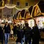 Menschen schlendern über einen weihnachtlich beleuchteten Markt  | Am Freitag, dem 14. November, wurde der Villacher Advent eröffnet
