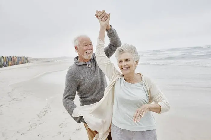 Happy senior couple dancing on the beach model released, Symbolfoto, RORF03041