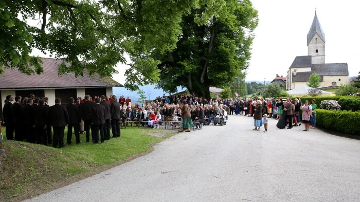 Wenn das kleine Örtchen Kraßnitz hoch über Straßburg zur Frühlingsliedertafel unter den Dorflinden lädt, bleiben die Besucher nicht aus.