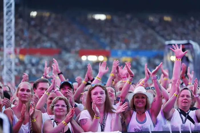 ABD0065_20250719 - WIEN - ÖSTERREICH: ++ THEMENBILD ++ Illustration zum Thema Konzerte/Musik/Fans/Veranstaltungen/Publikum/Ernst-Happel-Stadion. Im Bild: Blick in den Publikumsbereich während eines Auftritts von 