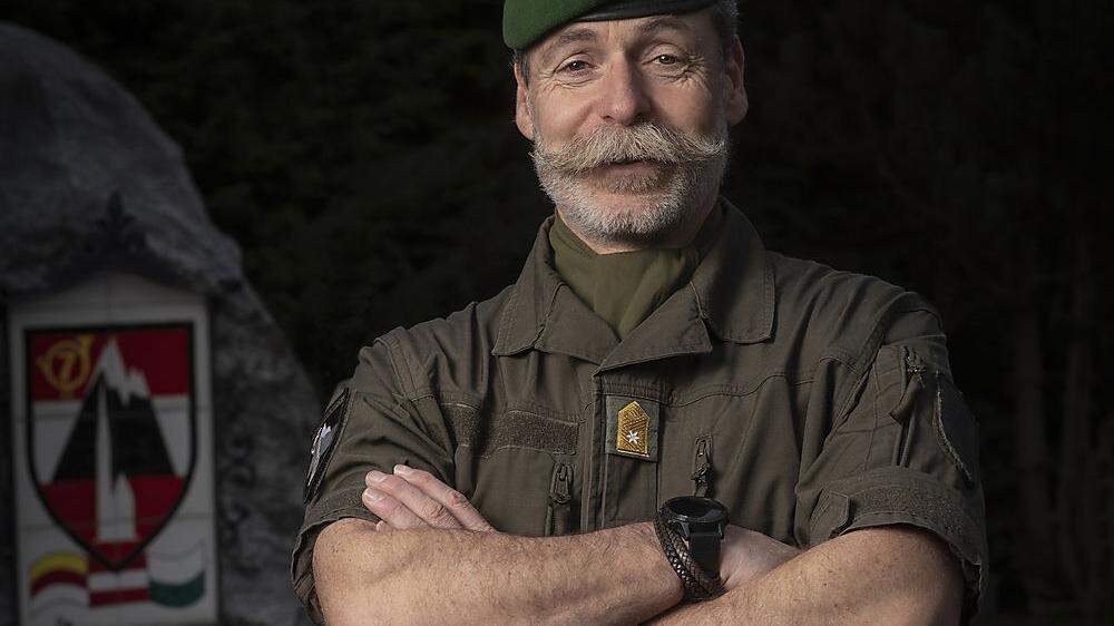 Brigadier Horst Hofer vor dem Verbandsabzeichen der 7. Jägerbrigade in der Windischkaserne