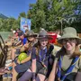 Jugendliche sitzen auf einem Floß
