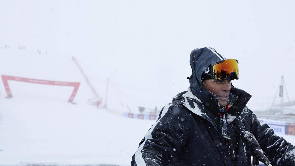 FIS-Renndirektor Markus Waldner muss einmal mehr in Zermatt erklären, dass nicht gefahren werden kann. 