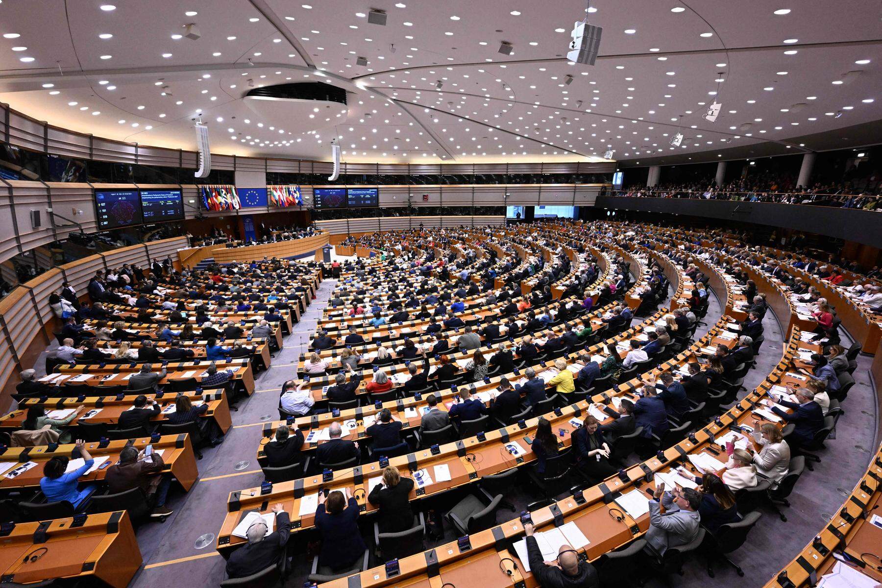 Schärfere Regeln: EU-Parlament segnet umstrittene Asyl-Reform ab 