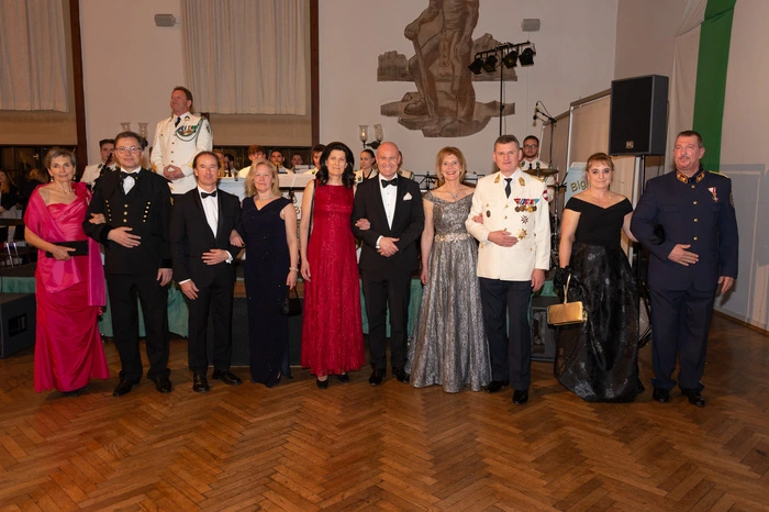 NR-Abgeordneter Günther Kumpitsch mit Begleitung, Generalleutnant Franz Reißner mitz Begleitung, Gemeinderat Peter Stöckler, Klubvorsitzende Barbara Riener, NR-Abgeordnete Verena Nussbaum mit Begleitung, Rektor Wilfried Eichelseder mit Begleitung.