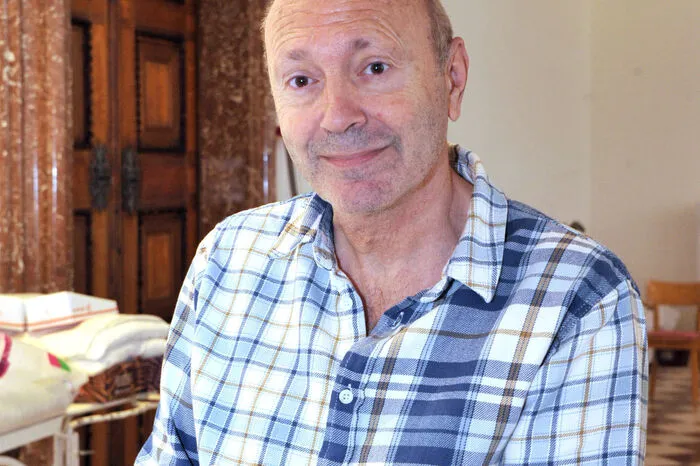 Wolfgang Otte mit dem Aderlass-Schnäpper