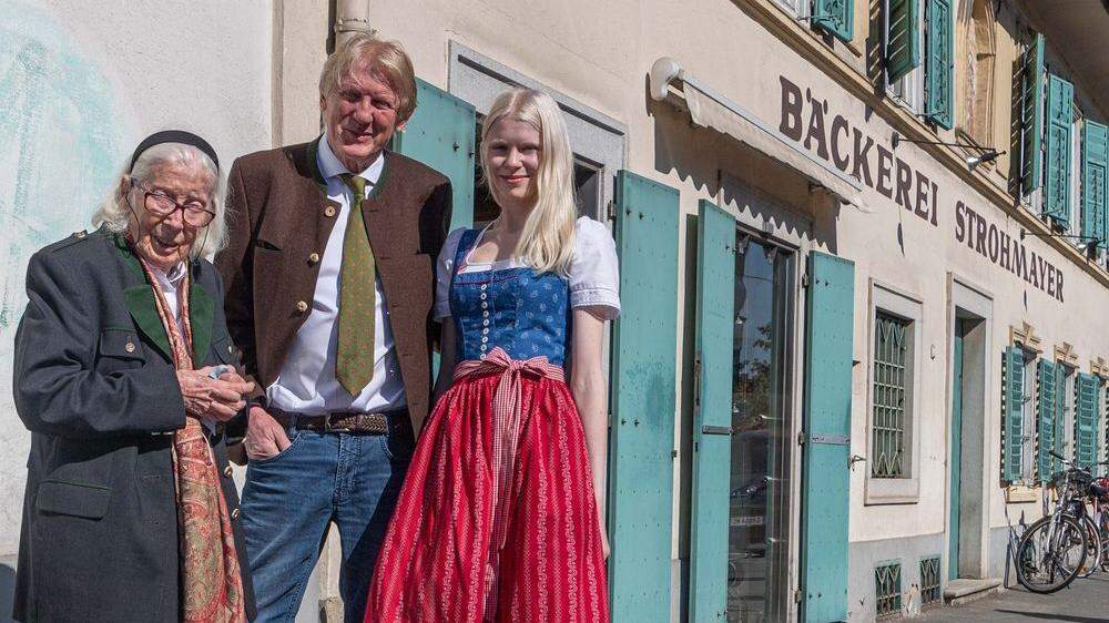 Drei Generationen nehmen Abschied von ihrem Geschäft: Gertrude und Andreas Strohmayer und Tochter Lili Offner