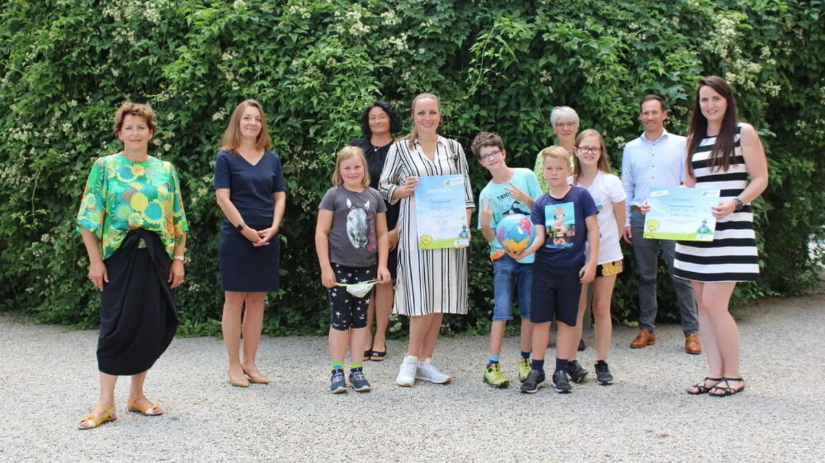 Landesrätin Ursula Lackner, Julia Karimi-Auer und Silvia Matheltisch (beide Land Steiermark), Direktorin Anja Rodler (VS Baierdorf), Alexandra Berger (KEM Anger & Floing), Stefanie Greiter (Klimabündnis Steiermark) und Friedrich Hofer (Klimabündnis Steiermark) mit Samuel, Joel, Vivian und Sarah