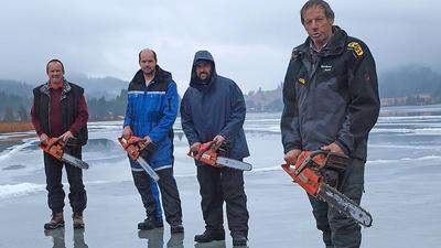 Norbert Jank (rechts) hat gemeinsam mit seinem Team und derr FF Weissensee an die 1000 löcher ins Eis geschnitten, damit das Wasser abrinnt