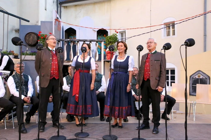 ... wirkten weiters der „Kärntner Viergesang“ unter Peter Gröning (rechts) ... 