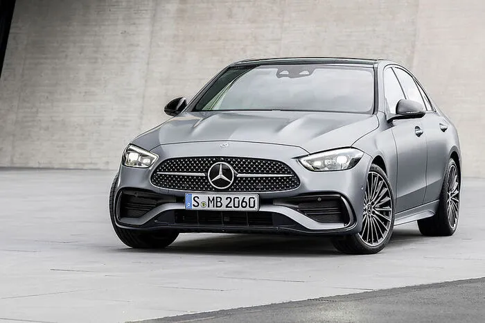 Wenn man von den AMG-Modellen absieht, bekommt die neue C-Klasse ausschließlich Vierzylinder-Motoren unter die Haube: Sowohl Diesel (200/265 PS) als auch Benziner (170/204/258 PS) erfahren im niedrigen Drehzahlbereich Unterstützung durch einen integrierten Starter-Generator, sind also Mild-Hybride mit 48-Volt-Bordnetz, das Funktionen wie Segeln, Boosten oder Rekuperieren ermöglicht.